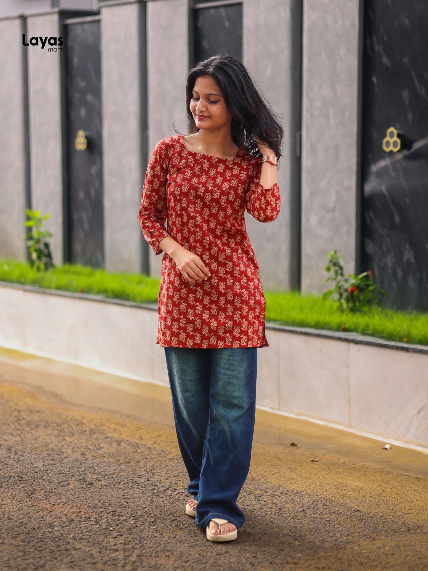 Ruhlaal Red Corset Back Kurti – Floral Print Cotton Short Kurti