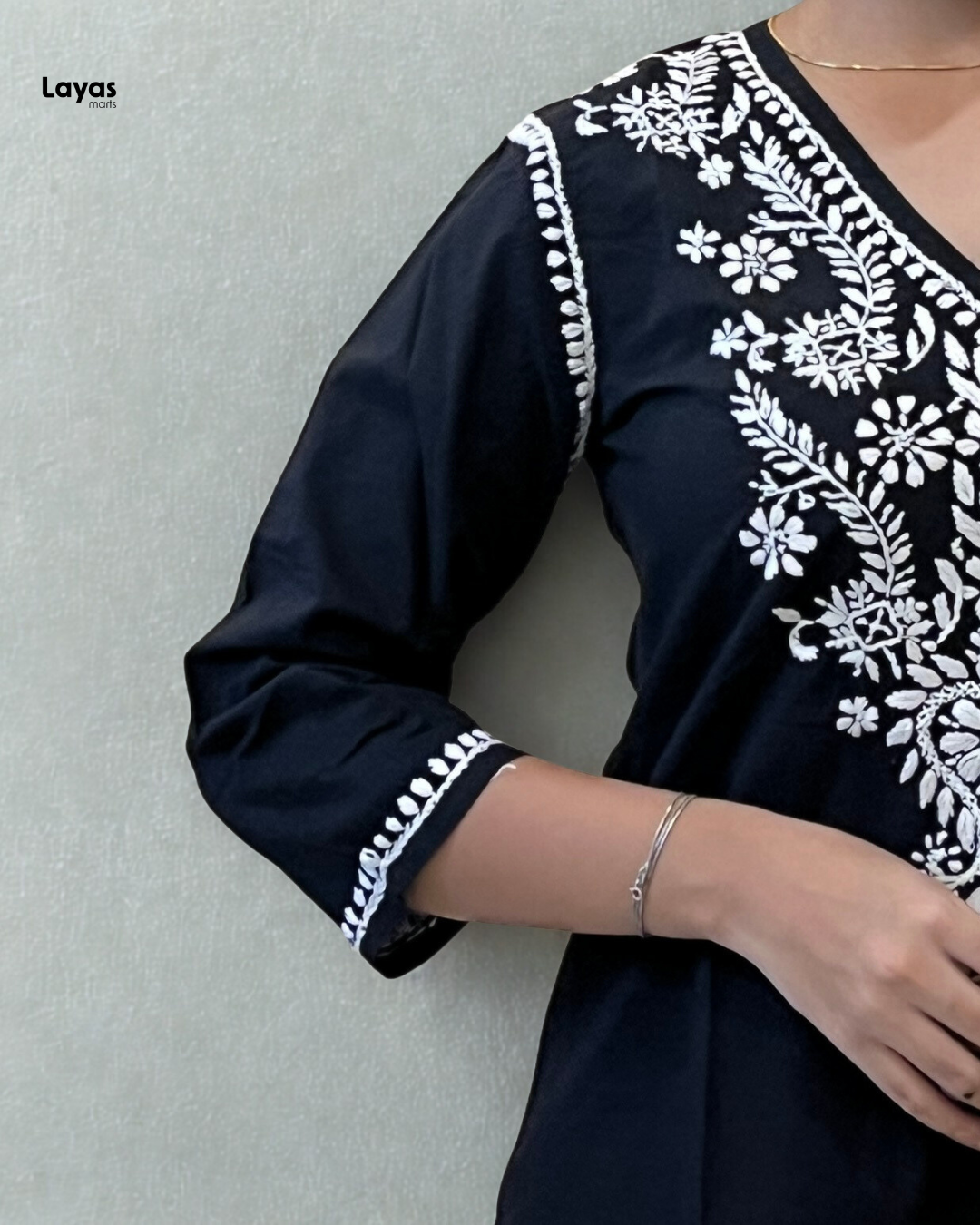 Pull-on black tunic with chikankari design