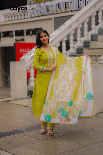 Layas marts Model showcasing printed mulmul dupatta with floral motifs